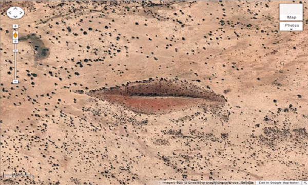 Hình đôi môi ở trên thực chất là một ngọn đồi tại Gharb, Darfur, Sudan, có tọa độ 12°22'13.32" vĩ bắc, 23°19'20.18" kinh đông.
