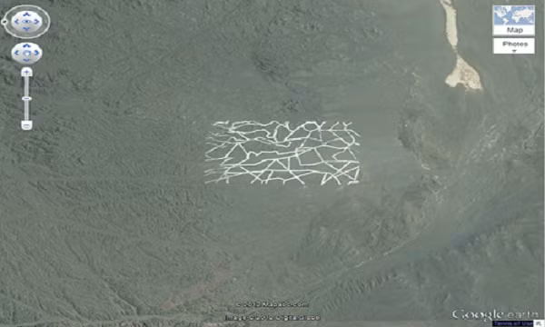 Hình ảnh Google Earth này cho thấy những cấu trúc bí ẩn trên sa mạc Gobi, Trung Quốc. Theo các chuyên gia, đây là một căn cứ quân sự bí mật dùng cho nhiều mục đích khác nhau bao gồm thử nghiệm vũ khí, hiệu chỉnh vệ tinh gián điệp và kiểm tra thiết bị đo đạc radar.