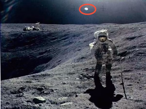 Theo quan điểm của một số người, khi Neil Armstrong bước đi trên Mặt Trăng ngày 20/7/1969, đã có những cặp mắt theo dõi anh và đồng nghiệp Buzz Aldrin. Phía sau anh là một vật thể lạ.