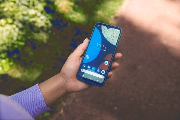 Fairphone 4 5G được bảo hành 5 năm, người dùng có thể sử dụng điện thoại này lâu hơn mà không cần phải nâng cấp công nghệ. Điện thoại thông minh này trung tính với chất thải carbon-điện tử, khiến nó trở thành một sản phẩm bền vững.