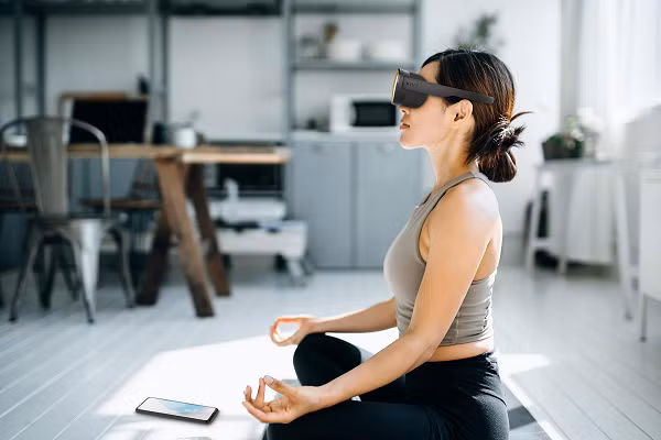 Và âm thanh không gian sống động giúp người dùng say mê trong buổi tập yoga hoặc du lịch thực tế ảo. Sản phẩm hiện được bán tại store.us.vive.com với mức giá 499 USD.