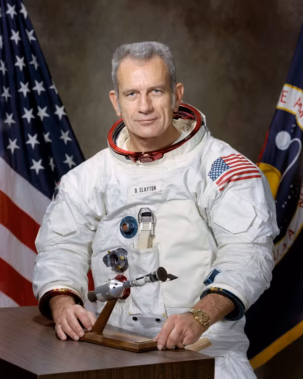 Deke Slayton cũng tham gia sứ mệnh Project Mercury và sau này trở thành Giám đốc điều hành phi đoàn bay của NASA. Ông từng báo cáo trông thấy UFO năm 1951.