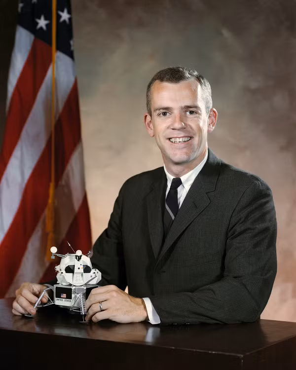 Brian O'Leary nằm trong danh sách ứng viên cho sứ mệnh đến sao Hỏa của NASA năm 1967 nhưng chương trình bị hoãn sau đó một năm. Một trải nghiệm cận tử ở cuối đời đã làm thay đổi quan điểm của O'Leary về người ngoài hành tinh.