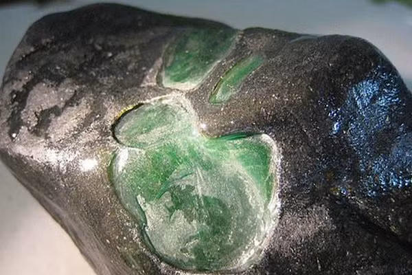 Ngọc phỉ thúy là tên gọi phần đẹp và giá trị nhất của khối đá cẩm thạch (Jadeite), một loại đá quý silicat của natri, nhôm và sắt và thuộc nhóm pyroxene. Ngọc Phỉ thúy là loại đá quý được tôn sùng bậc nhất trong văn hóa Á Đông cùng với đá ngọc bích.