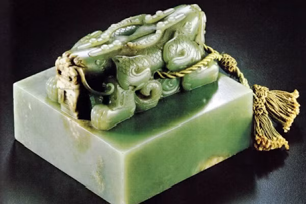 Vị chuyên gia cũng nói thêm, hiện nay trên thị trường ngọc, viên đá này có thể được bán tới 1 tỷ NDT (tương đương 3550 tỷ VNĐ). Khi nghe điều này chắc hẳn vợ anh chàng sẽ phải phát khóc vì hối hận.