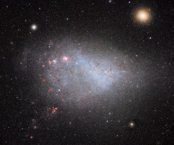 Đám mây Magellan Nhỏ là một trong các thiên hà lùn vệ tinh của thiên hà chứa Trái Đất, tức Milky Way (Ngân Hà). Nó nằm cách chúng ta chỉ 210.000 năm ánh sáng và thuộc chòm phía Nam của chòm sao Đỗ Quyên.