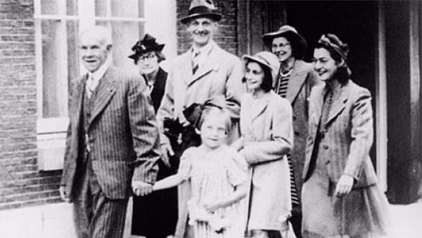 Anne đã chết trong trại tập trung Bergen-Belsen năm 1945. Cuối cùng, chỉ có cha cô là Otto Frank sống sót. Cuốn nhật ký sau đó được ông Otto biên soạn thành sách và xuất bản vào năm 1947. Nó nhanh chóng trở nên phổ biến trên toàn cầu và trở thành một kiến chứng nổi tiếng cho tội ác tuyệt diệt người Do Thái của Đức quốc xã trong Thế chiến thứ hai.