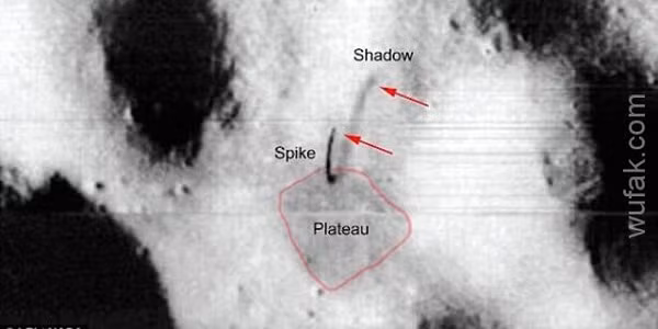 Năm 1973, NASA công bố một số kết quả khám phá Mặt Trăng đầu tiên. Trong một tuyên bố bí mật, NASA nói rằng tất cả 25 phi hành gia của "Apollo" lên Mặt Trăng đã gặp các UFO. Cựu trưởng đoàn phi hành gia của Mỹ lên Mặt trăng, ông Wehbe. Von Braun, trước khi qua đời, đã cho biết rằng, một số lực lượng bí ẩn ngoài trái đất đã theo dõi phi hành đoàn "Apollo" khi lên Mặt Trăng.