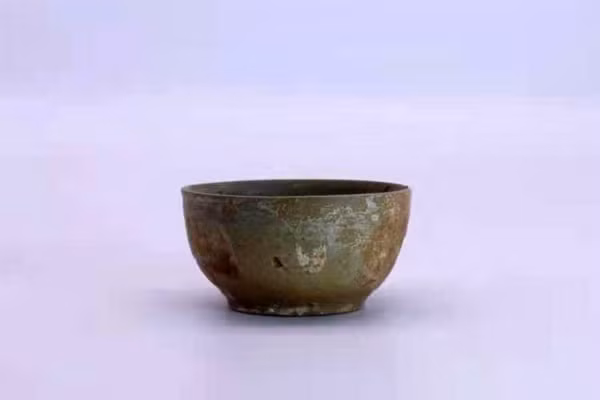 Mới đây, các nhà khoa học đã tìm thấy chiếc chén cổ đựng bã trà được khai quật từ ngôi mộ cổ mang số 1 ở Tây Dương, nơi có di tích thành phố cố đô của nhà Chu, thuộc tỉnh Sơn Đông.