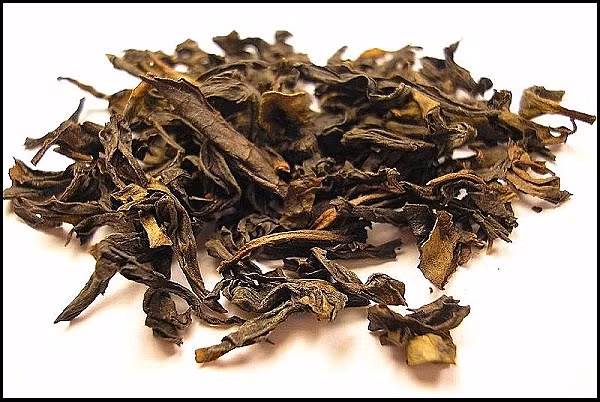 Sau khi phân tích mẫu vật từ ngôi mộ cổ 2.400 tuổi này bằng phương pháp quang phổ hồng ngoại biến đổi Fourier (FTIR) và một số phương pháp khác, các nhà khoa học đã tiến hành đối chiếu với bã trà hiện đại.