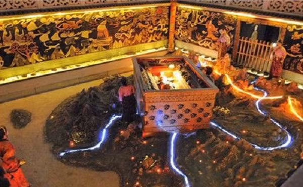Trong quá trình khai quật, các nhà khảo cổ học đã nhận thấy lượng thủy ngân ở đây trong lăng mộ cao gấp 280 lần bình thường. Điều này khá trùng hợp với những ghi chép trong bộ sử ký Tư Mã Thiên về dòng sông thủy ngân bên trong lăng mộ.