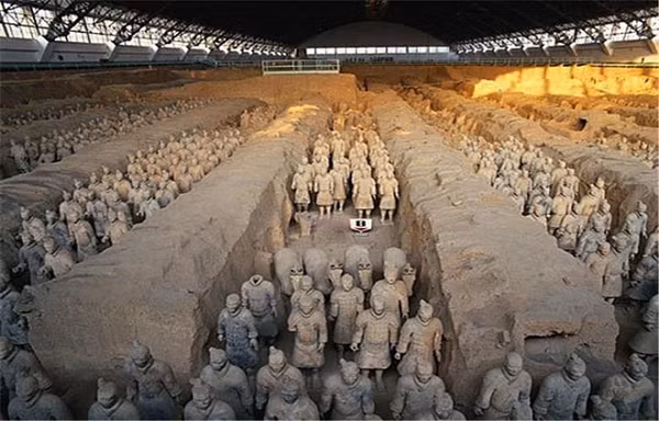 Để bảo vệ lăng mộ khỏi sự xâm chiếm của những tay trộm mộ, Tần đế đã cho thiết kế nhiều cạm bẫy chết người bên trong lăng mộ của chính mình. Khi nghiên cứu, các nhà khảo cổ phát hiện ra rằng có một vách đá sâu 7 mét được xây dựng bên trong của lăng mộ này, và có rất nhiều cát lún trên vách đá.