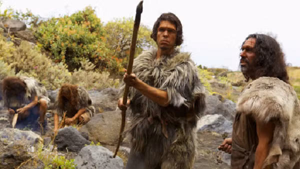 Trong khi nhóm khác tiến hóa dần dần để vài trăm ngàn năm sau sinh ra dòng giống Homo sapiens mới. Denisovans là loài người khá hoang dã và sống phụ thuộc nhiều nhất vào săn bắn. Có nghiên cứu cho thấy trong khoảng thời gian đói kém, họ săn cả những con linh trưởng và ăn thịt lẫn nhau để tồn tại.