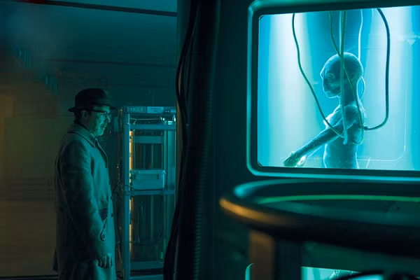 Dưới tên mã "Dự án Sách Xanh" (Project Blue Book), Không quân Mỹ đã ghi lại và xem xét kỹ lưỡng 12.000 lần nhìn thấy UFO từ năm 1952 đến 1969, do J. Allen Hynek, giáo sư thiên văn học tại Đại học bang Ohio, đứng đầu.