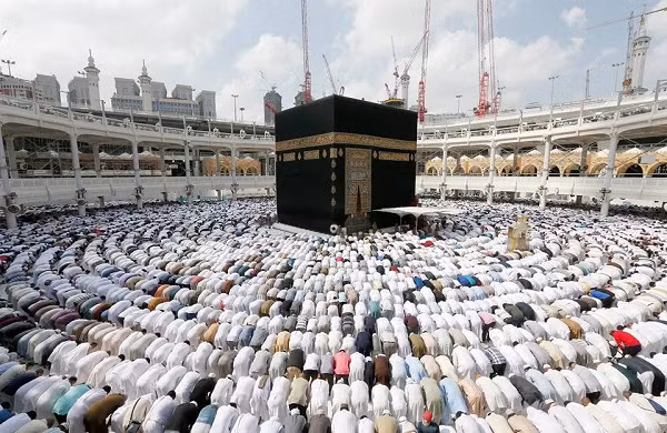 Người Hồi giáo tin rằng, nhà tiên tri Mohammed từng hôn lên phiến đá, do đó, họ khát khao ít nhất một lần trong đời được hành hương đến Kaaba và hôn lên Hắc Thạch.