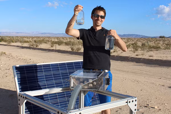 Chiếc máy Water Harvester của công ty khởi nghiệp Waha có thể chuyển đổi hơi nước từ không khí, ngay cả trong điều kiện khô cằn nhất. Chiếc máy chạy bằng năng lượng mặt trời và từng được thử nghiệm tại sa mạc Mojave ở California.