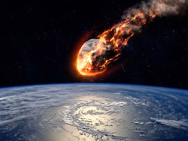 Thiên thạch có tên tiếng Anh là “meteorite” được hiểu là một vật thể tự nhiên từ ngoài không gian và tác động đến bề mặt Trái Đất. Khi thiên thạch từ trong không gian vào đến bầu khí quyển của Trái Đất thì áp suất nén làm thiên thạch nóng lên và phát ra ánh sáng và xuất hiện cái đuôi.