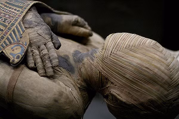 Vào năm 2006, cựu Bộ trưởng Bộ Ngoại giao về Cổ vật, Zahi Hawass đã tìm thấy một chiếc răng hàm trong hộp gỗ có tên của Hatshepsut. Kết quả cho thấy nó vừa khít với hàm trên của xác ướp không xác định. Nhờ vậy, các chuyên gia đã tìm ra xác ướp của Hatshepsut và kết thúc cuộc tìm kiếm.