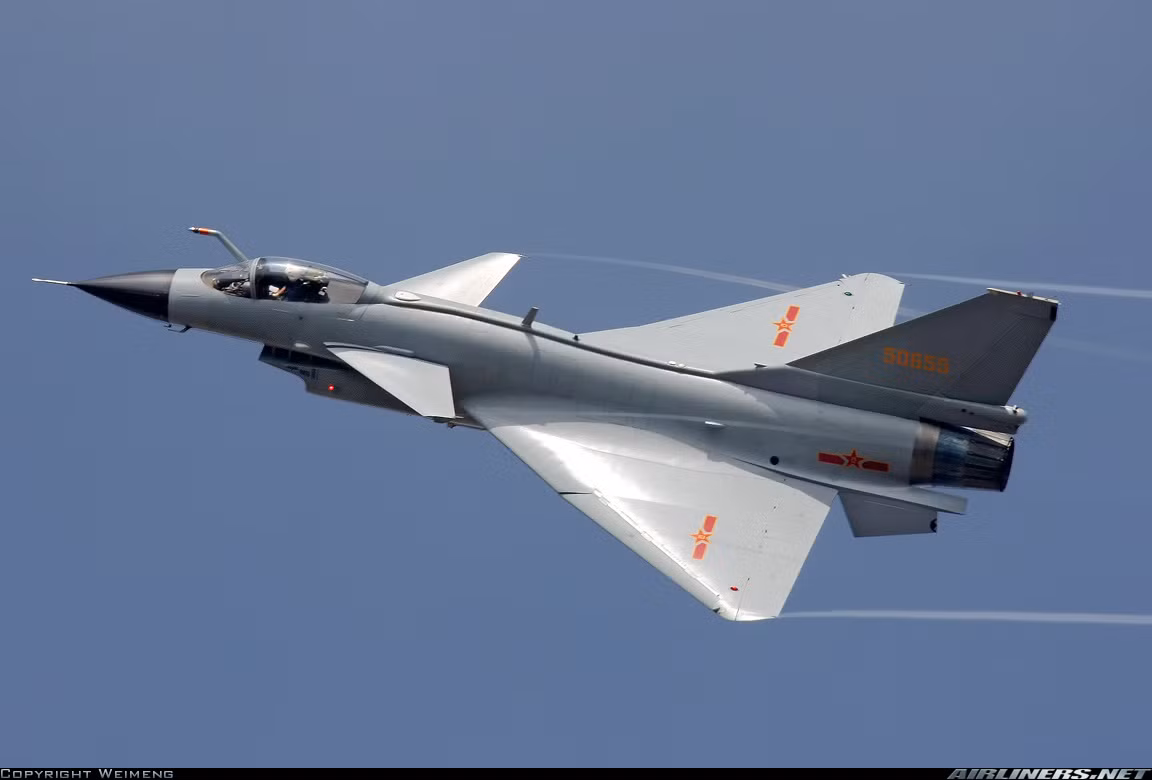 J-10 là máy bay chiến đấu đa năng hạng nhẹ do Tổng công ty máy bay Thành Đô (CAC) của Trung Quốc phát triển cho không quân nước này và phục vụ xuất khẩu. Khoảng 400 chiếc đã được sản xuất từ năm 2002 tới nay, đơn giá ước tính 27,84 triệu USD.