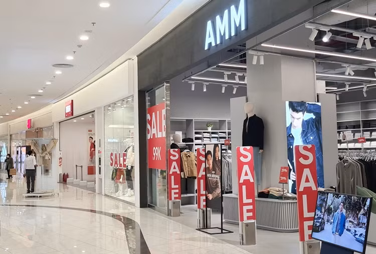 Lượng khách tham quan, mua sắm giảm có thể do dịch bệnh COVID-19 ở Hà Nội vẫn đang diễn biến phức tạp.