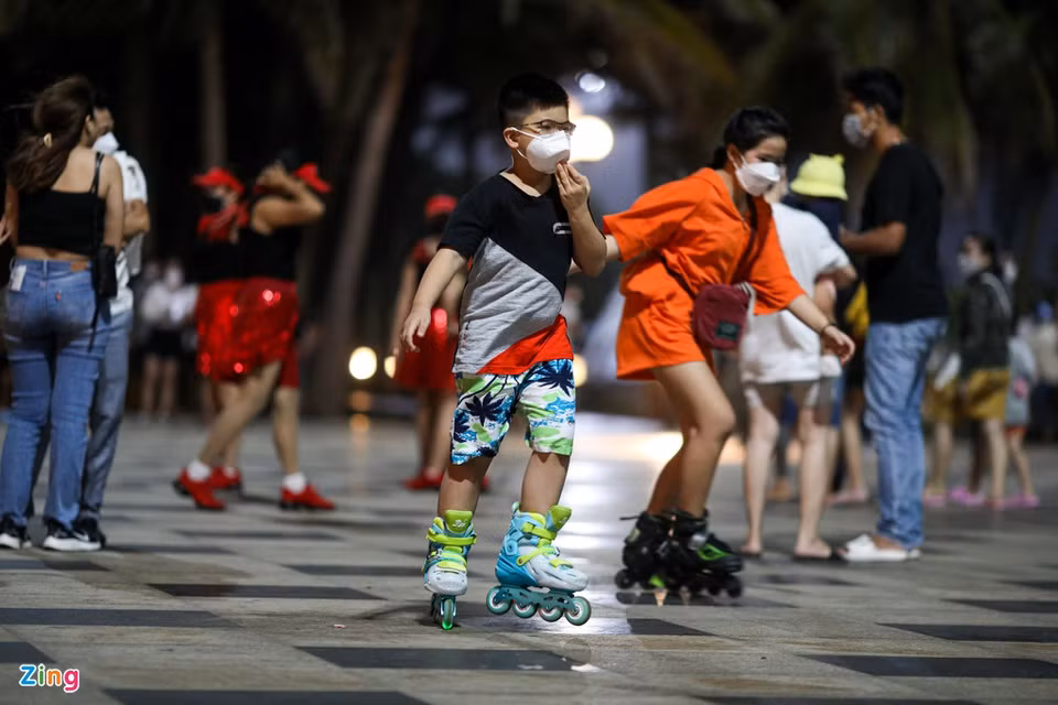 22h, nhiều người đổ về quảng trường bãi sau TP Vũng Tàu vui chơi.
