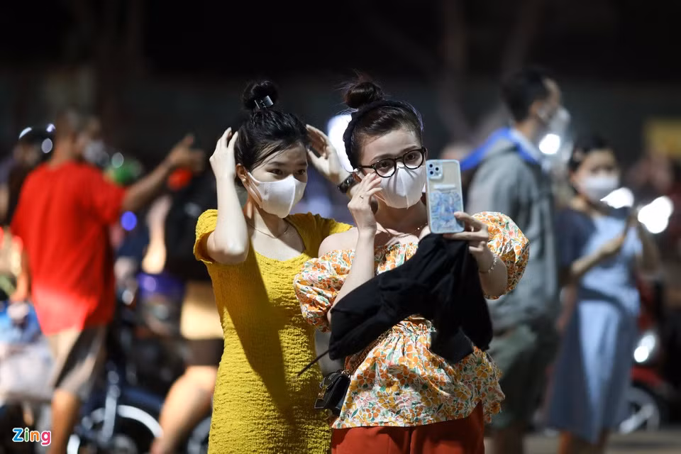 "Do kỳ nghỉ lễ Tết Dương lịch khá ngắn, tôi lựa chọn Vũng Tàu làm địa điểm du lịch vào thời gian này. Năm nay, giá cả đồ ăn và thuê khách sạn cũng không tăng giá quá nhiều so với ngày thường nên tôi rất hài lòng", chị Cẩm Tuyên (du khách Bình Dương) cho biết.