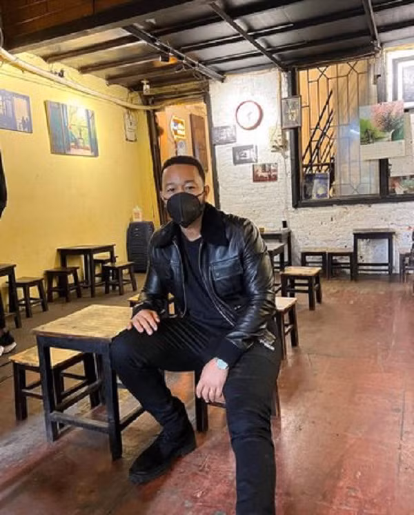 Ca si John Legend uong ca phe trung o Ha Noi