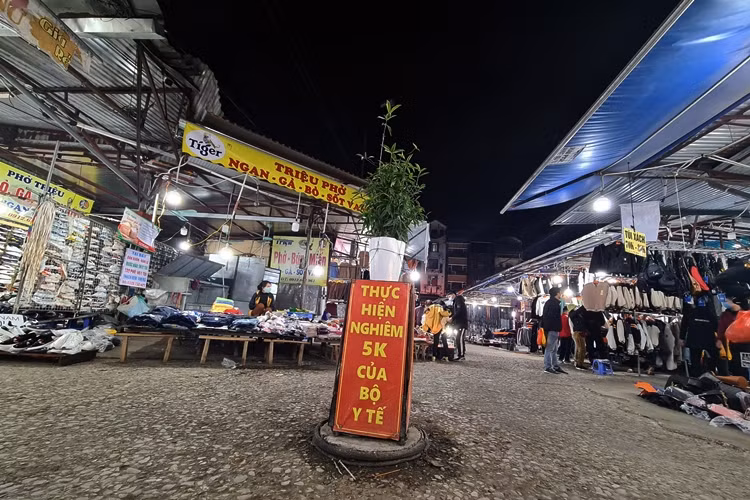 Do bệnh COVID-19 ở Hà Nội vẫn đang diễn biến phức tạp nên Ban quản lý chợ đã yêu cầu tất cả người dân ra vào chợ phải thực hiện nghiêm 5k của Bộ Y tế.