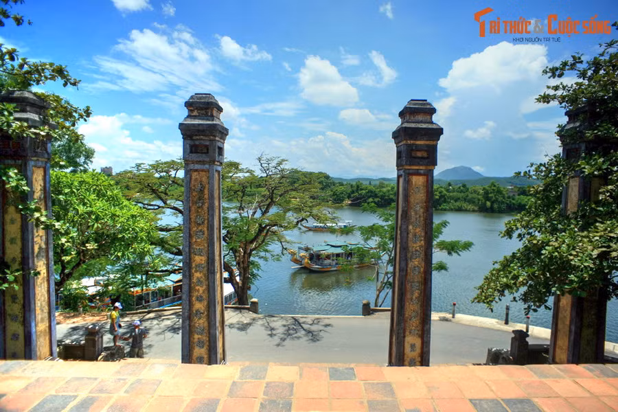 Chúa hỏi chuyện dân địa phương thì biết rằng gò này rất thiêng. Tục truyền, một đêm kia bỗng có một bà già mặc áo đỏ quần xanh hiện ra trên đỉnh gò nói rằng: “Rồi đây sẽ có một vị chân chúa đến xây chùa trên gò này để kết tụ khí thiêng và giữ bền long mạch”. Nói xong liền biến mất.