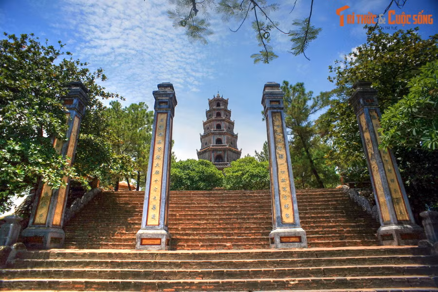 Theo Đại Nam thực lục - bộ chính sử của nhà Nguyễn - trong cuộc Nam tiến, chúa Nguyễn Hoàng đã khảo sát địa thế ở khu vực ngày nay là Huế và phát hiện một gò cao có hình tựa như đầu một con rồng đang ngoảnh lại, phía trước có sông bao bọc, phía sau có hồ nước lớn, địa thế rất đẹp.