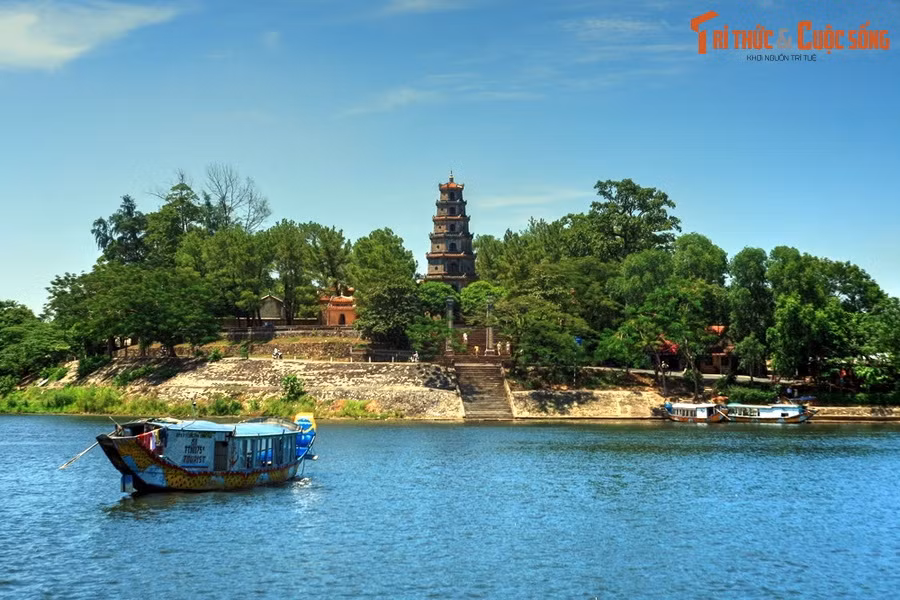 2. Nằm trên đồi Hà Khê, bên tả ngạn sông Hương, phía Tây Cố đô Huế, chùa Thiên Mụ là ngôi chùa cổ nổi tiếng bậc nhất miền Trung. Lịch sử của ngôi chùa này gắn liền với một giai thoại phong thủy liên quan đến loài rồng được ghi lại trong sử sách.