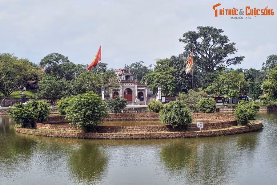 3. Nằm ở trung tâm thành Cổ Loa (huyện Đông Anh, TP Hà Nội), đền Thượng hay đền thờ An Dương Vương gắn với một truyền thuyết về loài rồng được lưu truyền hàng ngàn năm qua.