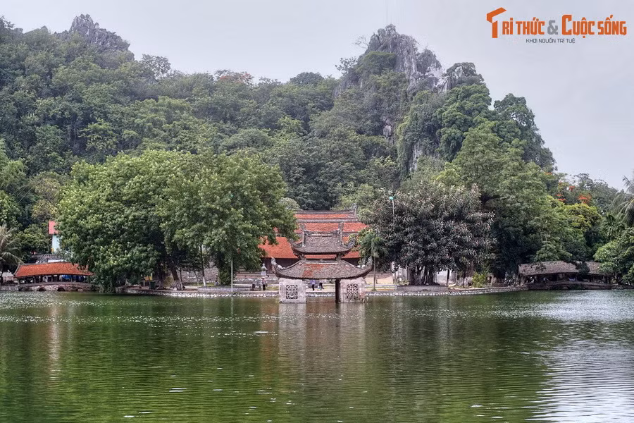 Tương truyền, khi thiền sư Từ Đạo Hạnh đến vùng đất này và lập ra chùa Thầy thì dưới chân núi Sài Sơn đã có hồ nước. Phía trước hồ có một đồi đất lớn chạy từ khoảng giữa của dải núi nhô ra như một con rồng đang trườn mình uống nước hồ.