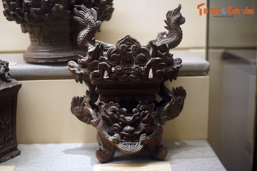 Lư hương bằng sành trang trí rồng, triều Lê Trung hưng - Nguyễn, thế kỷ 17-19, sản phẩm của làng gốm Thổ Hà (Việt Yên, Bắc Giang).