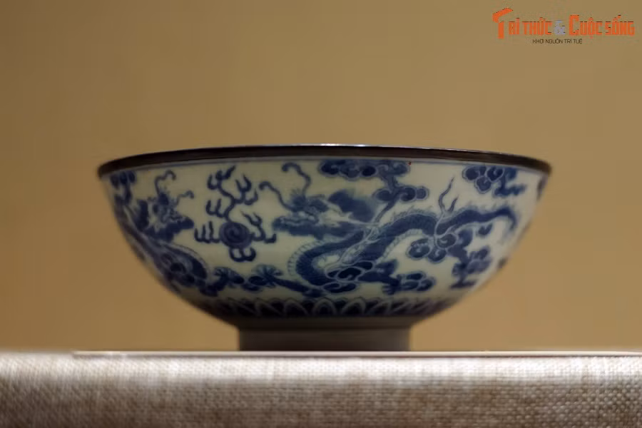 Bát sứ men trắng vẽ lam trang trí hình rồng, thời Nguyễn, niên hiệu Minh Mệnh (1820-1840), đồ dùng sinh hoạt đặt sản xuất ở Trung Hoa, dùng trong cung đình Huế.