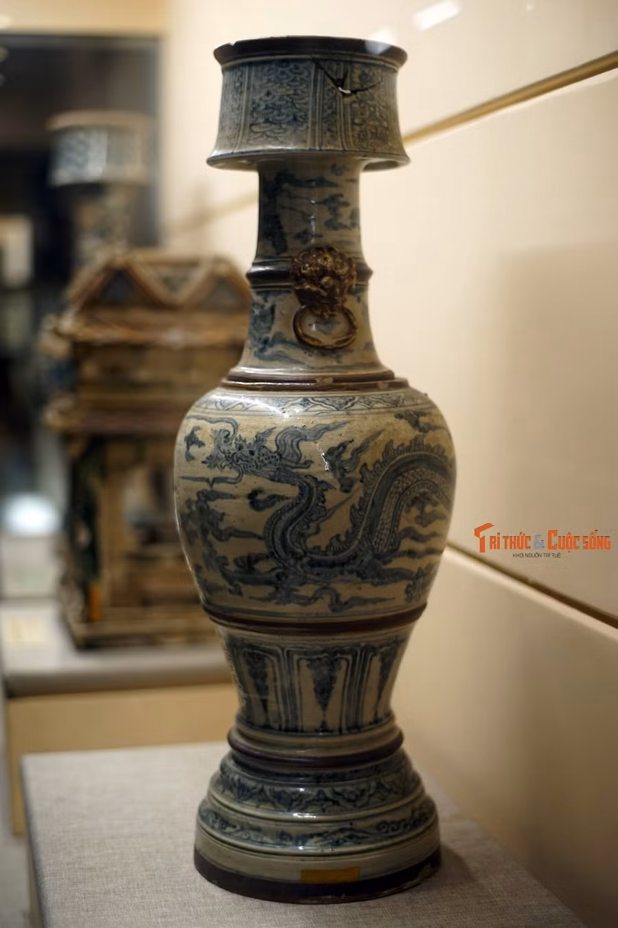 Chân đèn bằng gốm hoa lam trang trí hình rồng, triều Mạc, niên hiệu Hưng Trị 2 (1589). Người tạo tác là nghệ nhân Đồ Xuân Vi, xã Bát Tràng, huyện Gia Lâm, phủ Thuận An (nay thuộc Hà Nội).