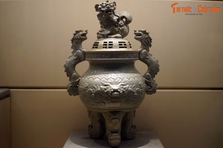 Đỉnh gốm men rạn trang trí đắp nổi hình rồng và nghê, triều Lê Trung hưng, niên hiệu Vĩnh Hựu 2 (1736), sản phẩm của làng gốm Bát Tràng (Gia Lâm, Hà Nội).