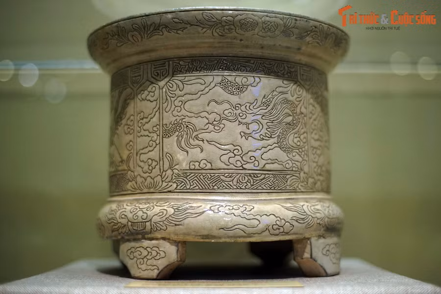 Khay gốm men trắng trang trí tứ linh, triều Nguyễn, thế kỷ 19, sản phẩm của làng gốm Bát Tràng (Gia Lâm, Hà Nội).