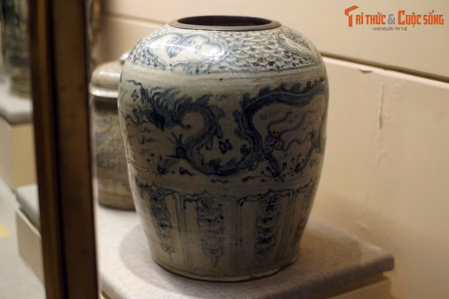 Hũ gốm hoa lam trang trí hình rồng, triều Lê Sơ - Mạc, thế kỷ 15-16.