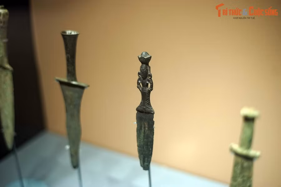 Nhìn chung, dao găm Đông Sơn được trang trí hoa văn đẹp mắt, tạo hình cầu kỳ. Nét đặc sắc của loại vũ khí đánh gần này được thể hiện ở tất cả các bộ phận, nhưng độc đáo nhất là phần chuôi.