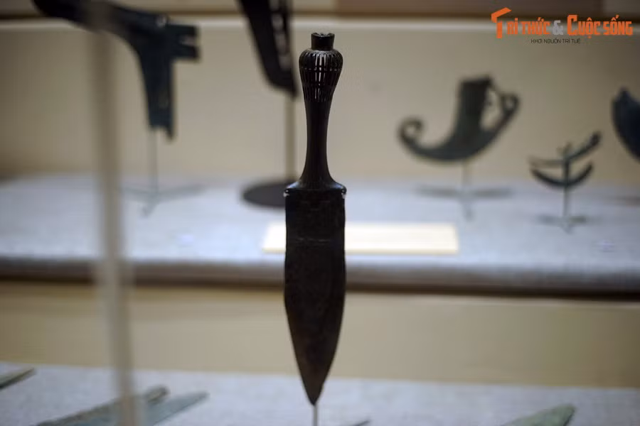 Chuôi hình củ hành là kiểu chuôi chỉ gặp ở văn hóa Đông Sơn. Những chiếc chuôi này phình ra như cái bầu ở phía đáy, bên trong rỗng, bên ngoài có các hàng lỗ thủng, cấu trúc tương tự một chiếc lồng.