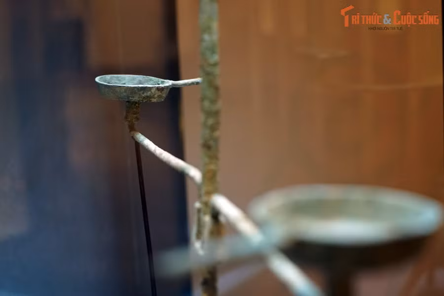 Toàn bộ cây đèn có thể đã miêu tả lại một hoạt động nghi lễ trong cộng đồng cư dân Đông Sơn.