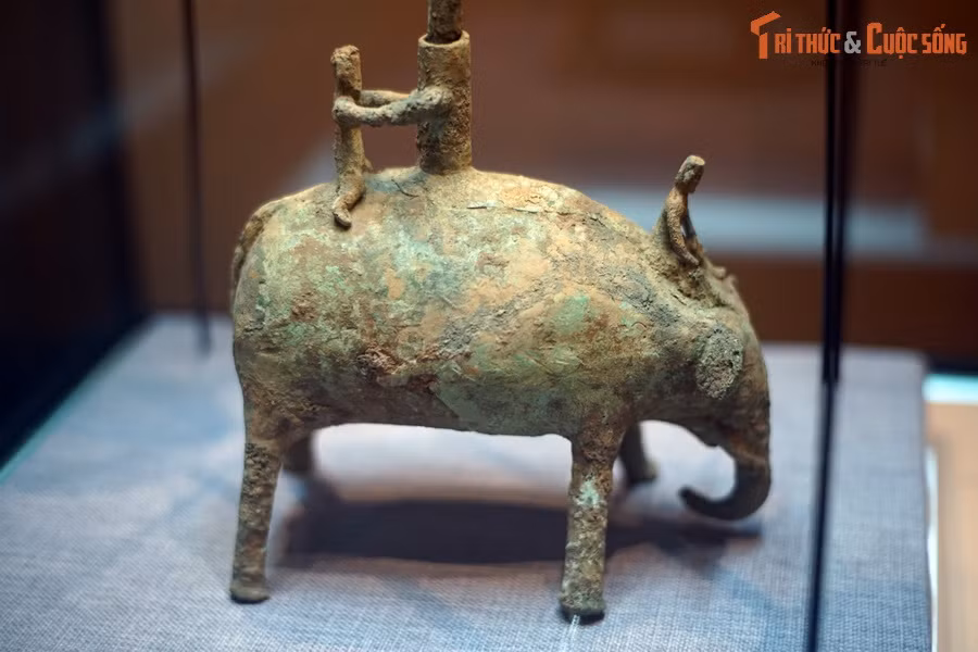 Hình tượng voi ở chân đèn được thể hiện sinh động, có ngà dài, vòi cong, bốn chân choãi ra để tăng độ vững chắc, bên trên có hai người ngồi.