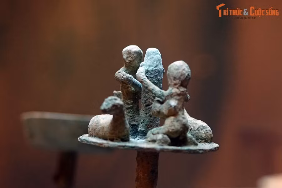 Cụm tượng trên đỉnh đèn phản ánh một khía cạnh trong đời sống nông nghiệp của người Việt cổ.