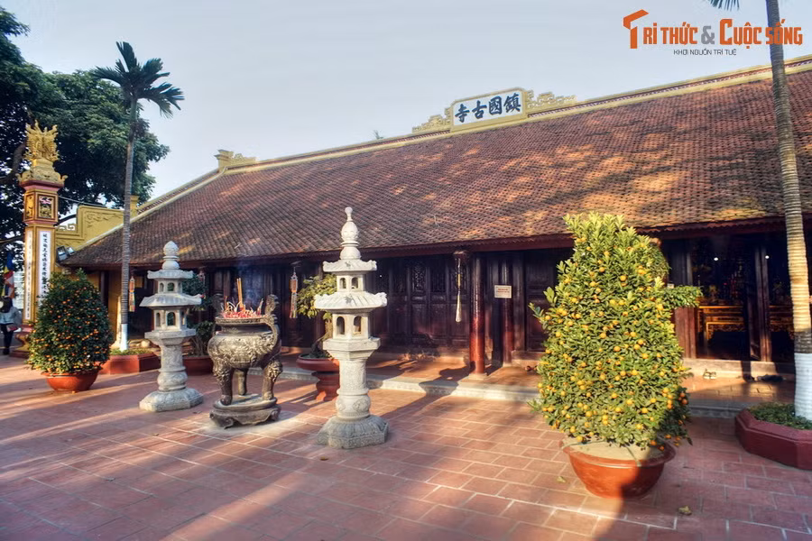 Thời Lê Kinh Tông (1600 – 1618), chùa được dời vào đảo Kim Ngư, là địa điểm hiện tại. Vào đời vua Lê Hy Tông (1675 - 1705), chùa đổi tên thành Trấn Quốc. Kiến trúc chùa ngày nay là sự kết hợp phong cách kiến trúc nhiều thời kỳ, trong đó kiến trúc nhà Nguyễn là chủ đạo.