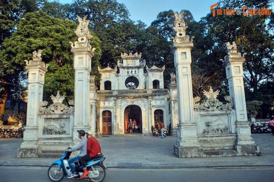 2. Tọa lạc ở phía Nam đường Thanh Niên, đền Quán Thánh (tên chữ là Trấn Vũ Quán) là ngôi đền cổ có quy mô to lớn và đẹp bậc nhất Hà Nội. Đây cũng là một trong Thăng Long Tứ Trấn - bốn ngôi đền thiêng trấn giữ bốn phía thành kinh thành Thăng Long xưa.