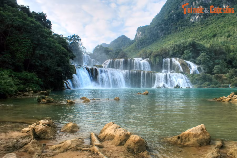 Nằm ở địa phận xã Đàm Thủy, huyện Trùng Khánh, tỉnh Cao Bằng, thác Bản Giốc được coi là một trong những thắng cảnh thiên nhiên ấn tượng nhất của Việt Nam.