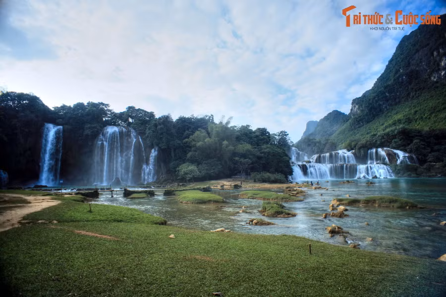 Thác gồm có 2 phần, phần thác phụ ở phía Nam được gọi là thác Cao, nằm hoàn toàn trong lãnh thổ Việt Nam. Đây là thác phụ vì lượng nước và diện tích không lớn. Thác Thấp là thác chính nằm ở phía Bắc trên biên giới Việt - Trung.