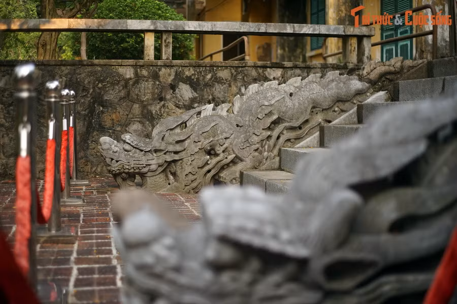 2. Bảo vật quốc gia Bộ thành bậc điện Kính Thiên thời Lê Trung hưng có niên đại muộn hơn và quy mô nhỏ hơn, nhưng không kém phần tinh xảo so với bộ thành bậc thời Lê Sơ. Bộ thành bậc này có cặp rồng dài 3,4 mét, thân cũng uốn 7 khúc.