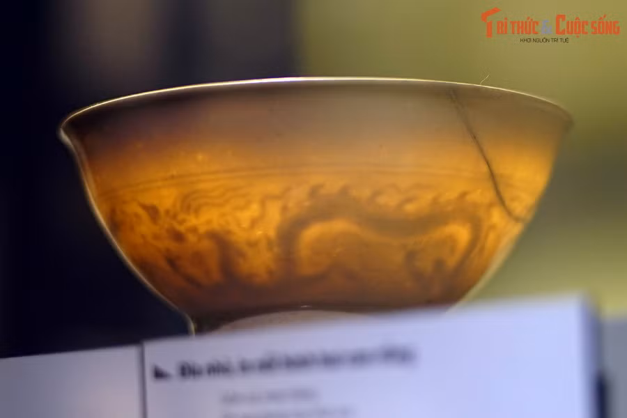 Chân đế cao, thành rất mỏng, được ví “như vỏ trứng”, xương trắng đục, men trong, hoa văn in nổi trong lòng trước khi phủ men. Độ trong của xương gốm rất cao, ánh sáng có thể xuyên qua. Đặc điểm này phản ánh kỹ thuật chế tác rất cao của các nghệ nhân gốm cung đình thời bấy giờ.